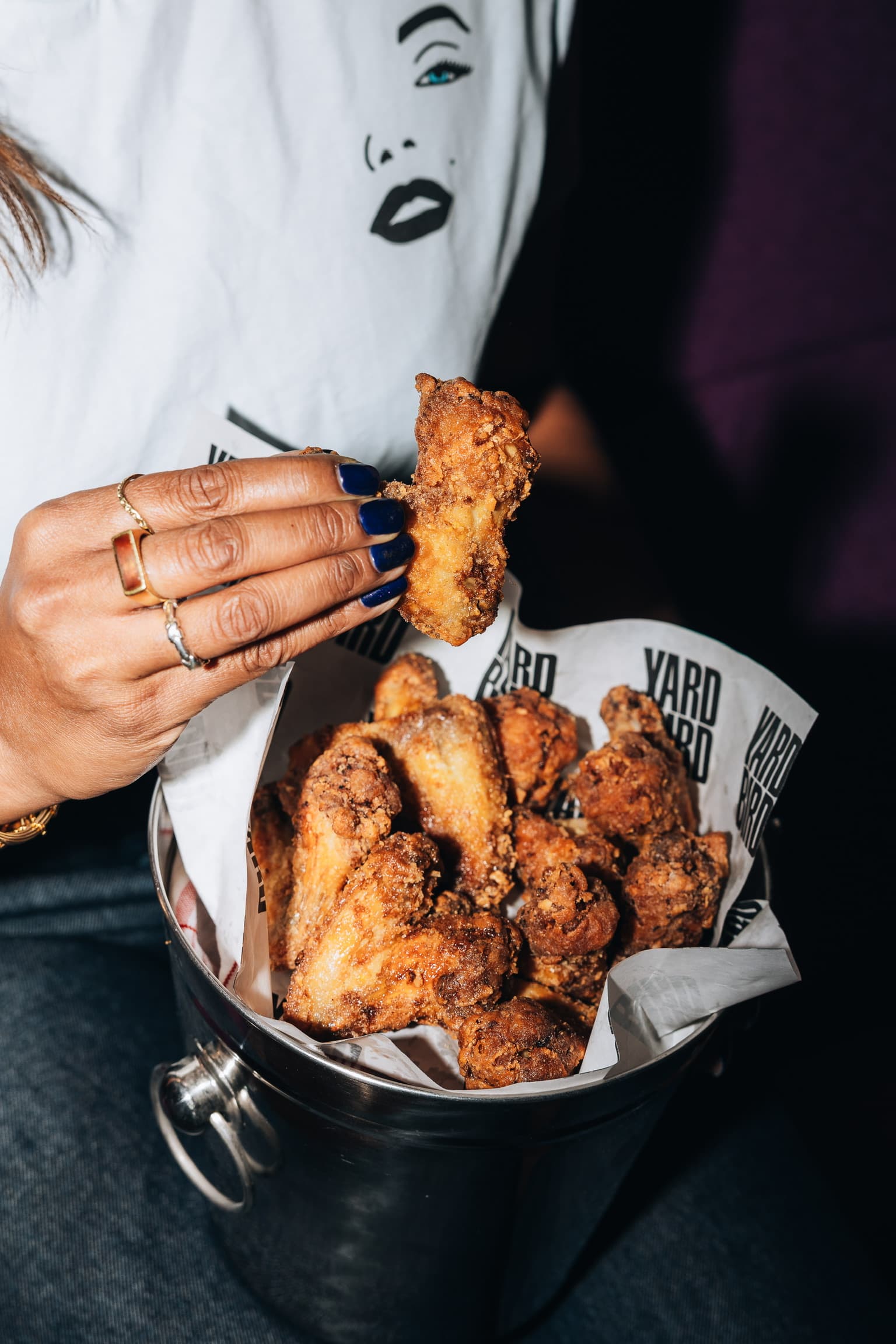 Crispy fried chicken bites and nachos by Yardbird, served at Monroe Zürich